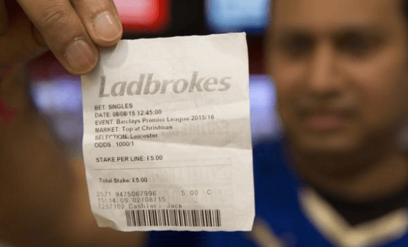 Apostador mostra comprovante de aposta no Leicester com cotação 1.001. Um retorno de 5.005 libras para uma aposta de 5 libras não é nada mal...